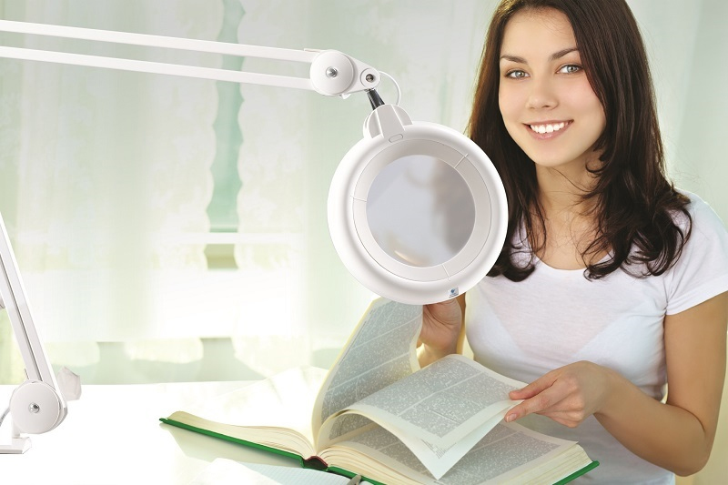 Boeken lezen met een loeplamp